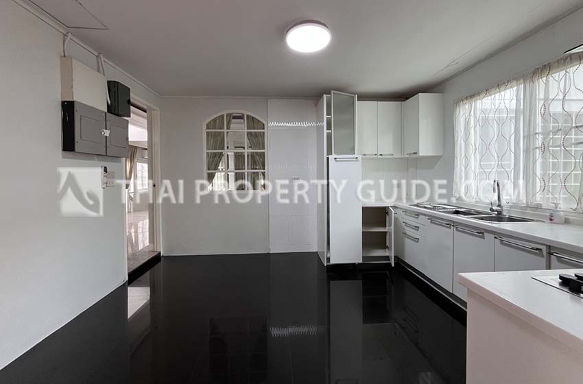 House with Shared Pool in Srinakarin 